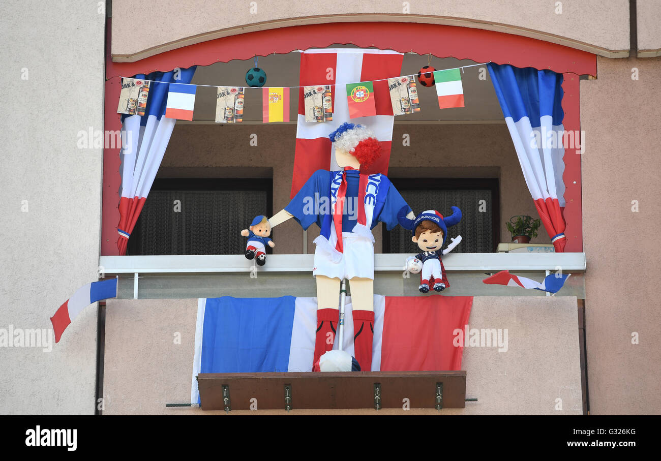 Ein von einem Fußballfan in den französischen Nationalfarben geschmückter Balkon ist am 07.06.2016 in Évian-les-Bains (Frankreich) zu sehen. Am Nachmittag wird die deutsche Fußball-Nationalmannschaft in ihrem am Genfer See gelegenen EM-Quartier eintreffen und in dem nahe gelegenen Stadion eine öffentliche Trainingseinheit absolvieren. Foto: Arne Dedert/dpa Stock Photo