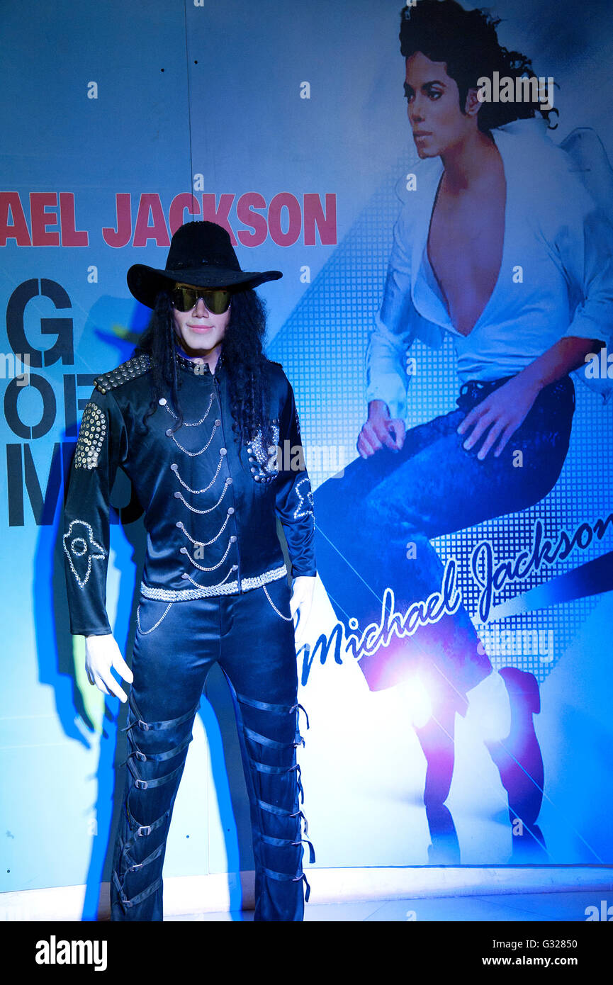 Michael jackson impersonator hi-res stock photography and images - Alamy