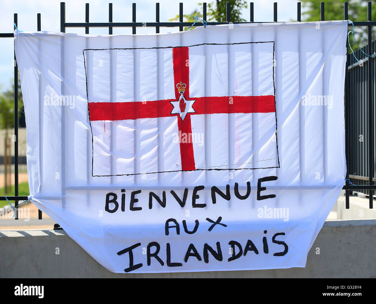 A hand made welcome banner hangs outside the entrance to the Northern Ireland base camp in Saint Georges de Reneins, France. Stock Photo