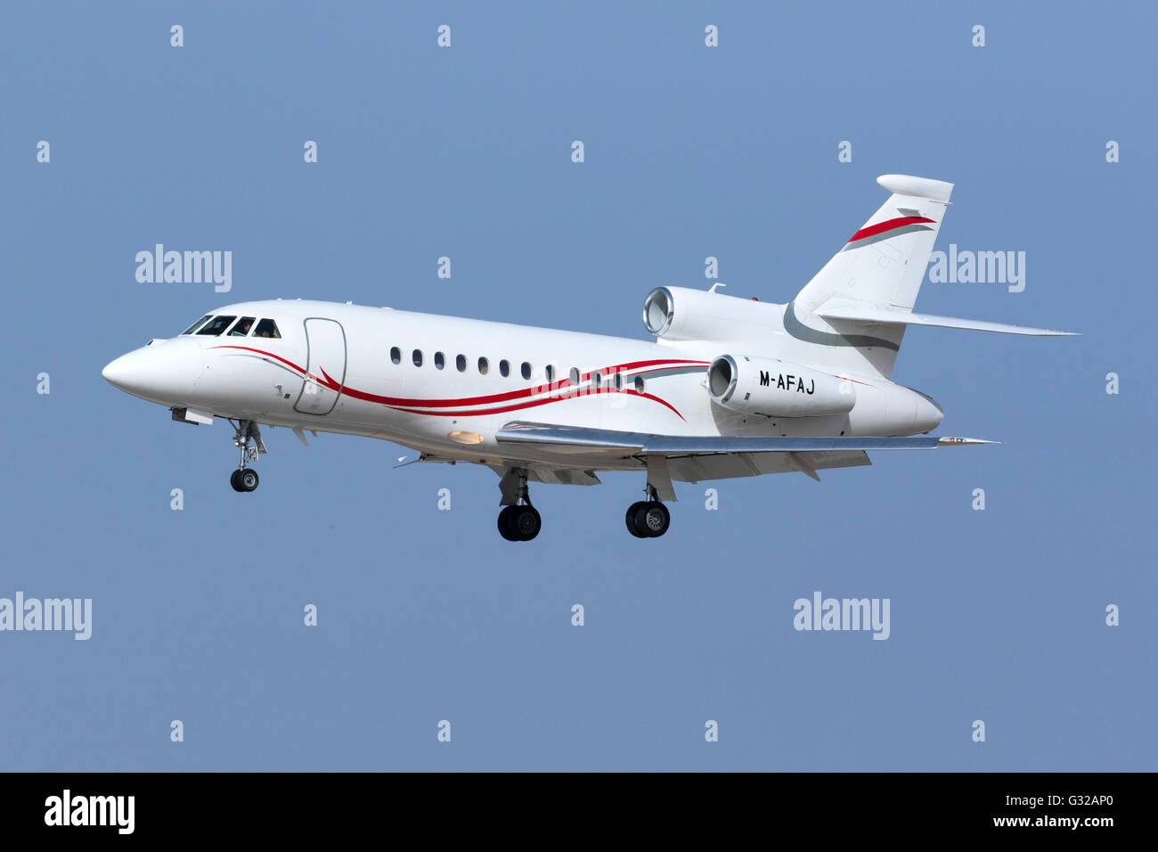 Dassault Falcon 900EX [M-AFAJ] owned by  Elan Finance Management on finals runway 31. Stock Photo