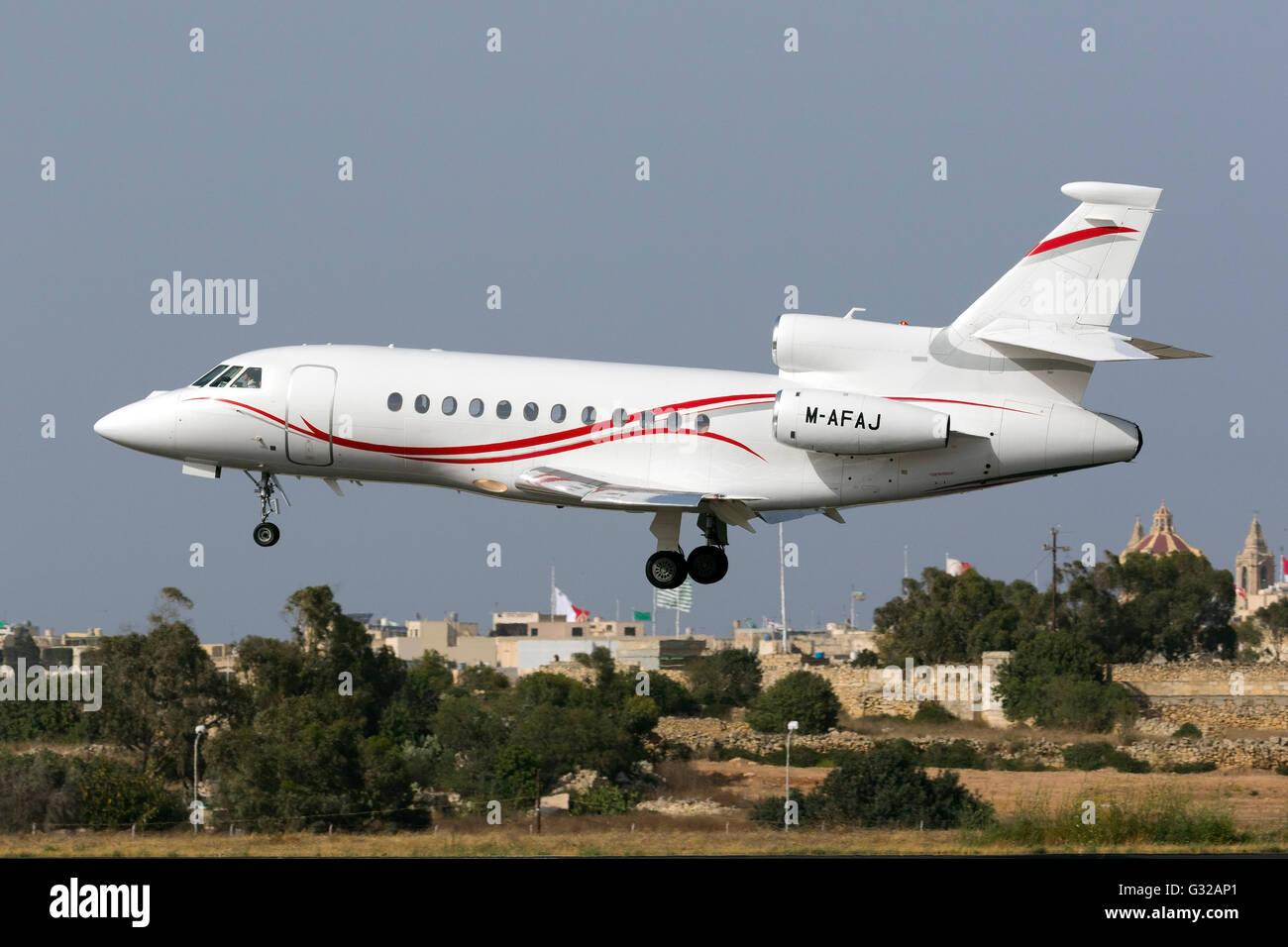 Dassault Falcon 900EX [M-AFAJ] owned by  Elan Finance Management on finals runway 31. Stock Photo