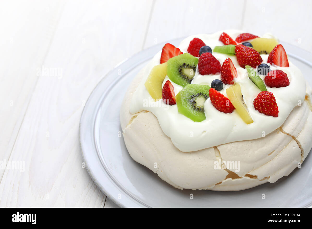 homemade pavlova, meringue cake, New Zealand Australian dessert Stock Photo