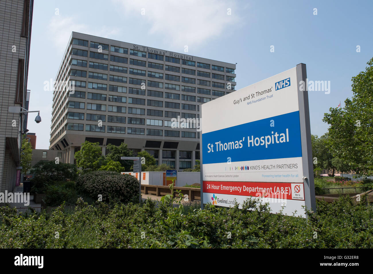 General View GV of St Thomas' Hospital, Westminster Bridge Rd, London SE1 7EH Stock Photo