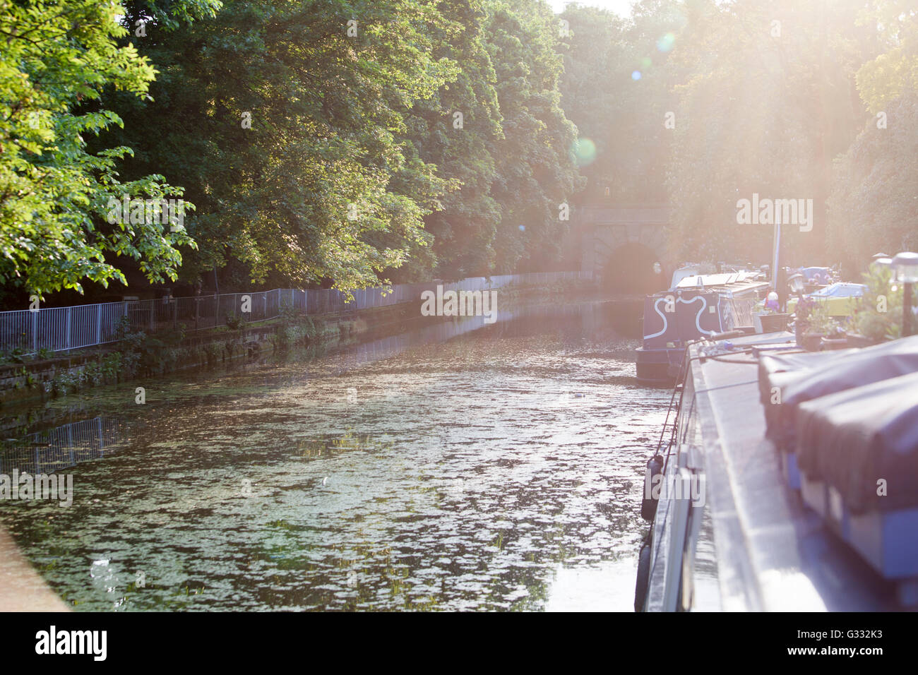Regents canal narrow boats hi-res stock photography and images - Alamy