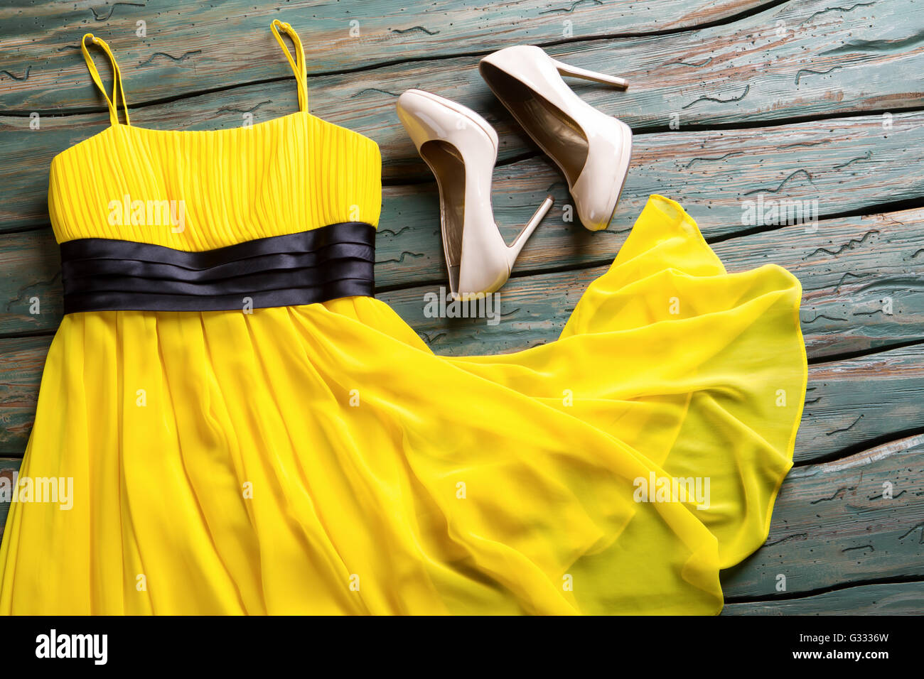 Yellow dress and beige heels Stock Photo - Alamy