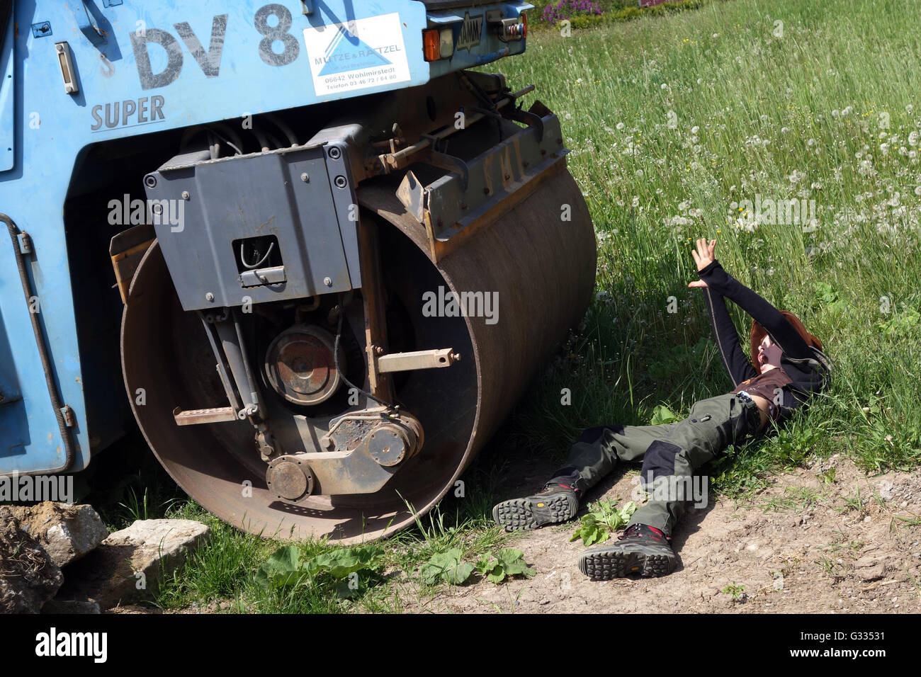 Prangendorf, Germany, asked Scene: Young will guide over by a road roller Stock Photo