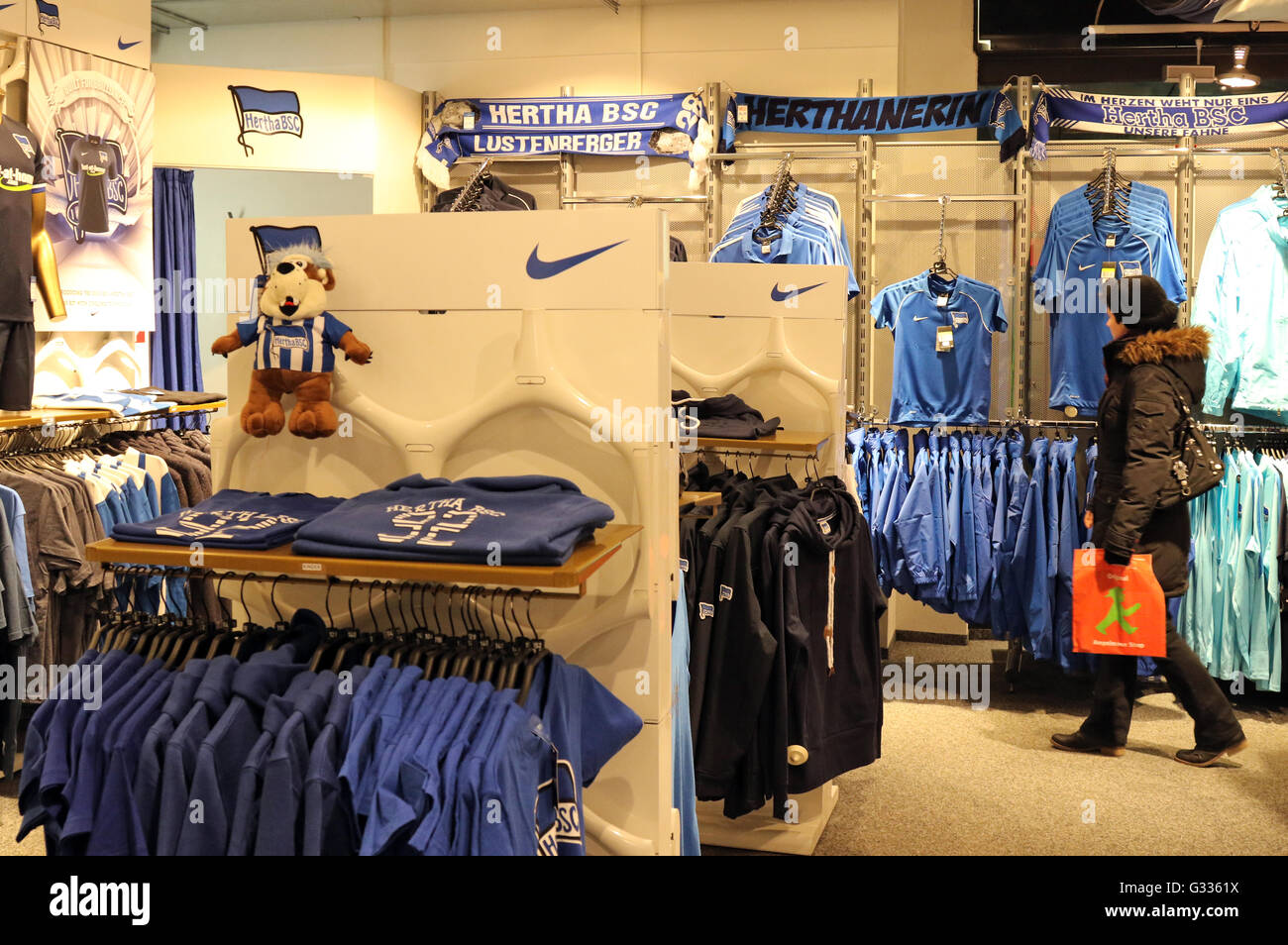 Civic Rouse fætter Berlin, Germany, woman strolling through a Hertha fan shop Stock Photo -  Alamy