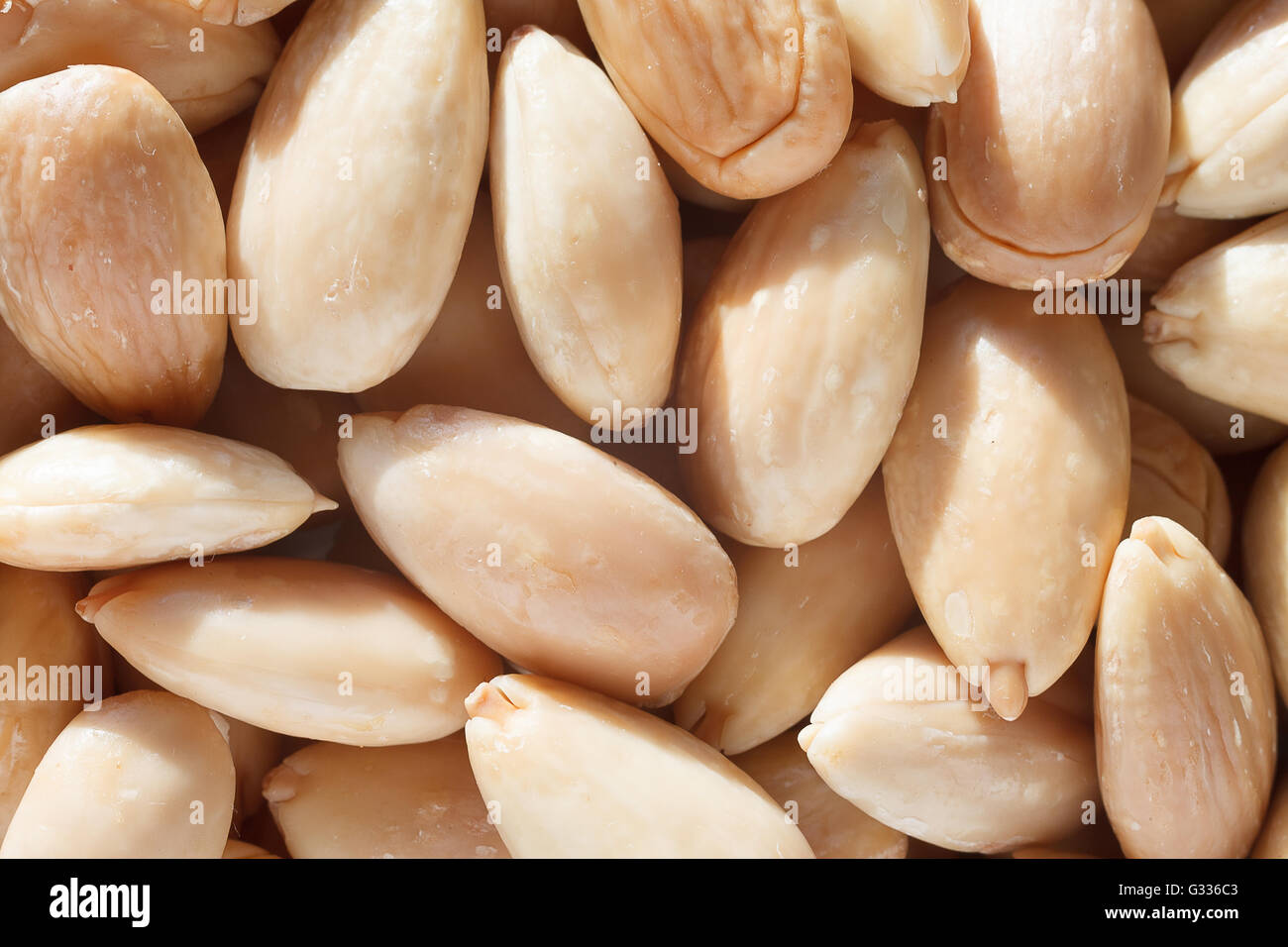 Almonds with and without skin hires stock photography and images Alamy