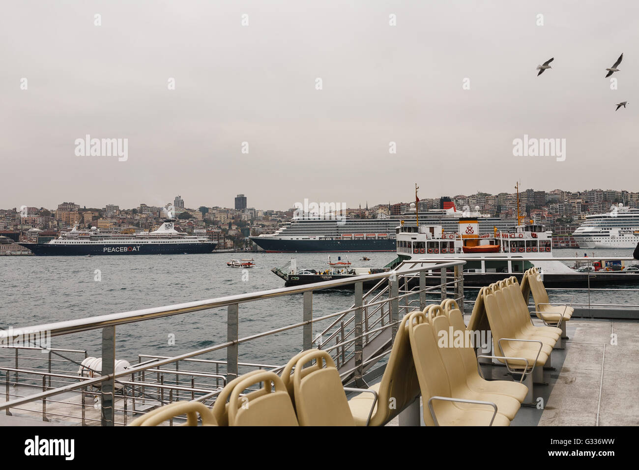 Passenger boat ferry across the Bosphorus in Istanbul Stock Photo - Alamy