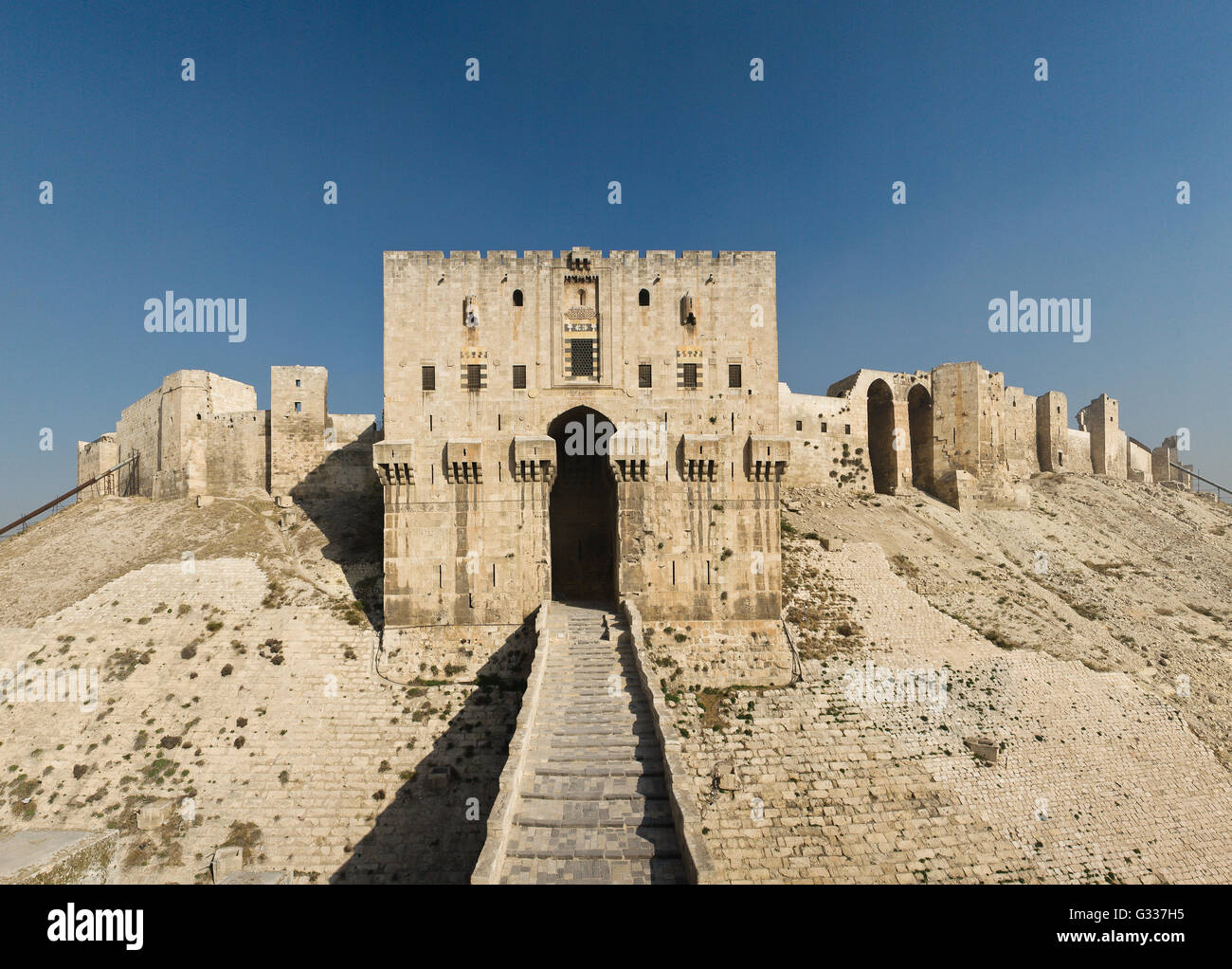 Middle East 1950-1955: Syria View of the city of Aleppo with the citadel  above Date: 1950 Location: Aleppo, Syria Keywords: fortresses, landscapes,  panoramas Stock Photo - Alamy