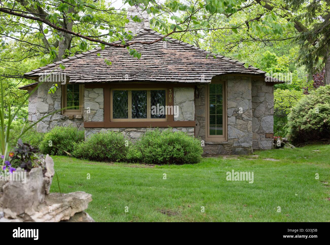 A mushroom house in Charlevoix, Michigan, USA, designed and built by Earl Young Stock Photo Alamy