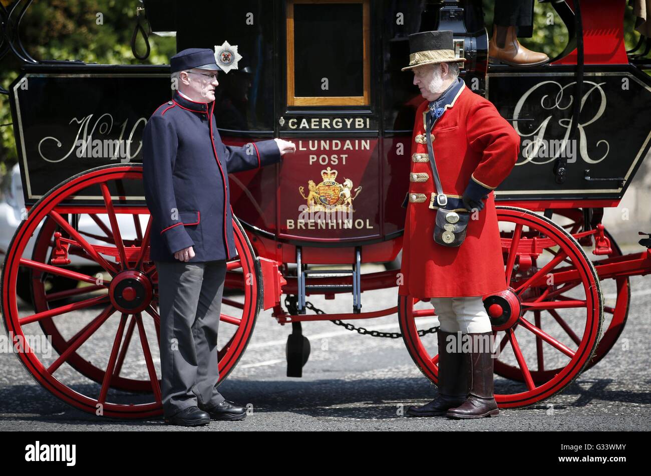 Scotland's oldest serving postman (left) Alan Bowes, with 48 years service and Royal Mail guard Martin Horler, alongside a 19th Century horse-drawn mail coach in Edinburgh, Scotland, during a special celebration to mark 500 years of UK postal services. Stock Photo