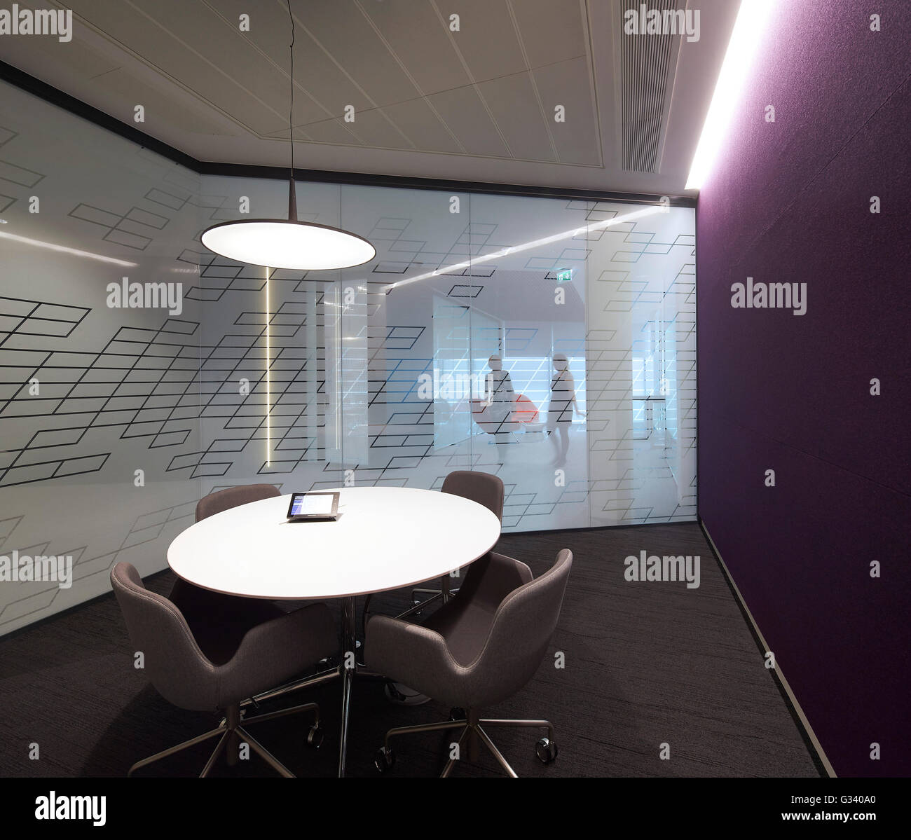 Partitioned meeting area. KPMG Offices, Leeds, Leeds, United Kingdom. Architect: Sheppard Robson, 2015. Stock Photo