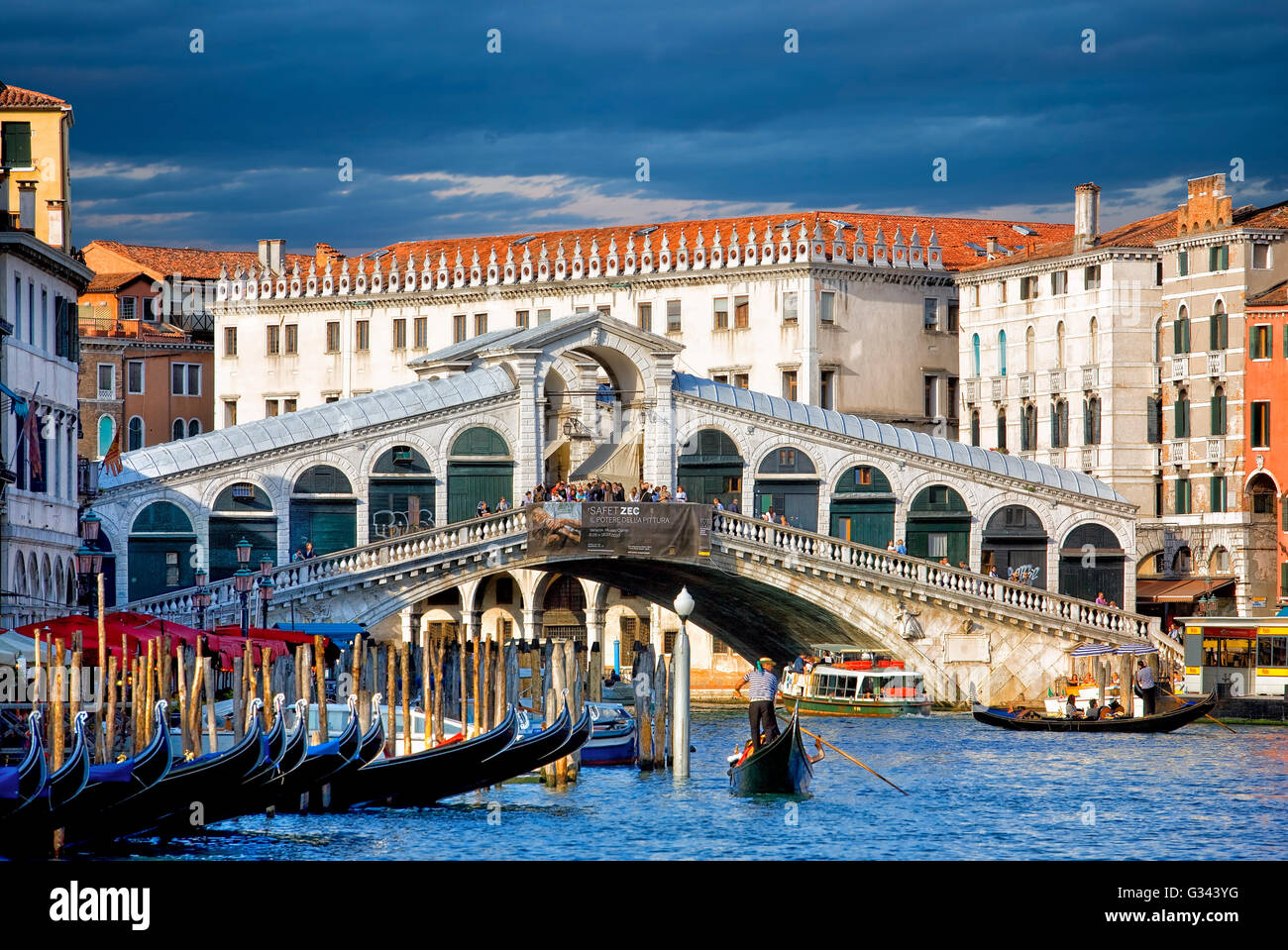 Grand canal venice gondola and bridge hi-res stock photography and ...