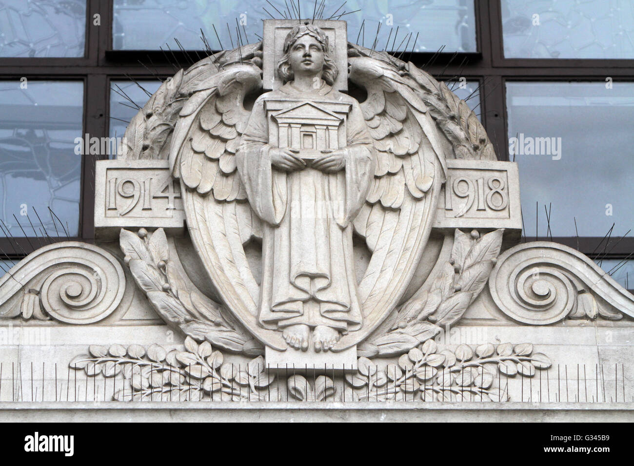 Crest on Freemasons Hall London gt queen st Stock Photo