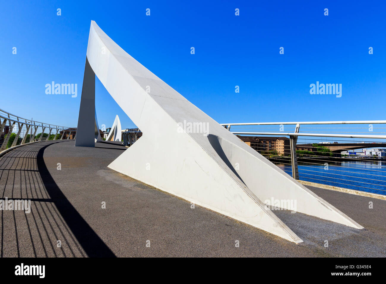 Tradeston Bridge, also known as the Squiggly Bridge, a footbridge, crossing the River Clyde from Tradeston district (south) to Anderston (north) Stock Photo