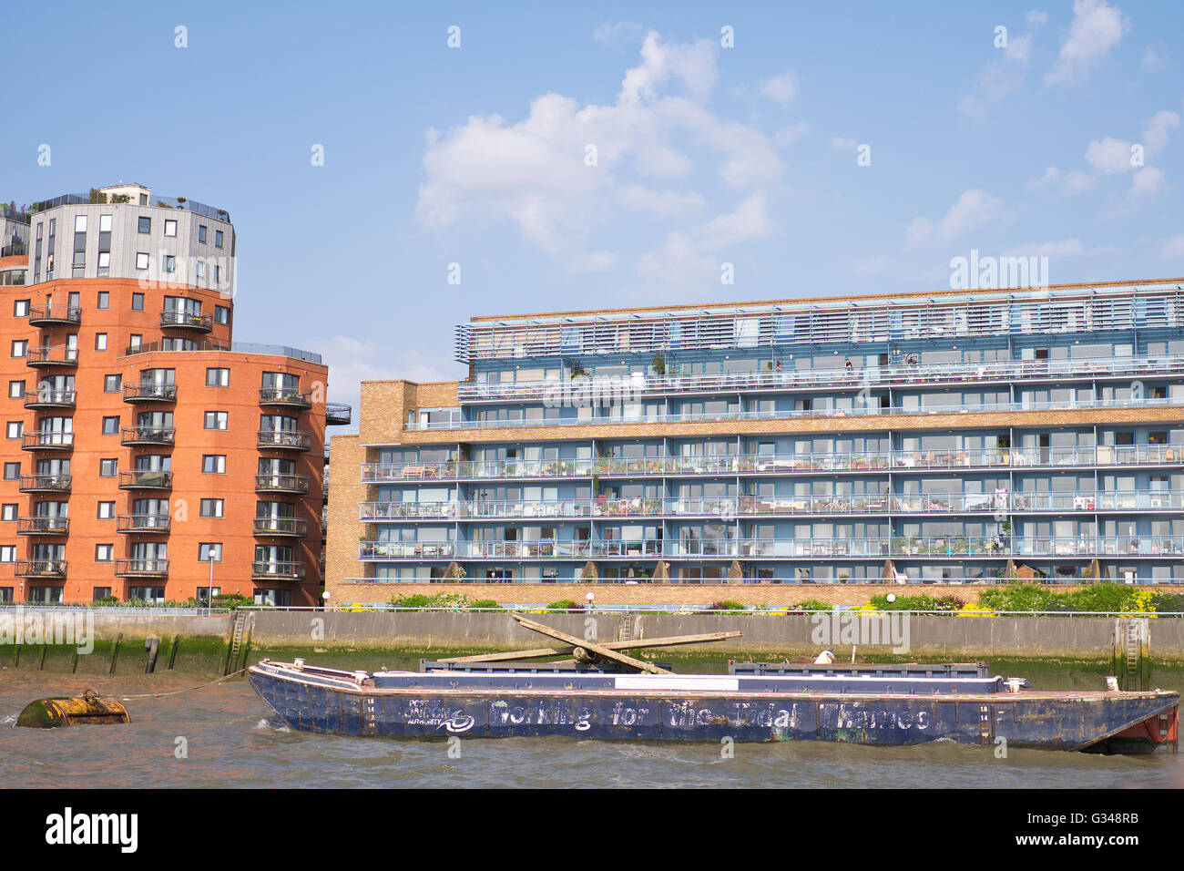 Flats uk homes river hires stock photography and images Alamy