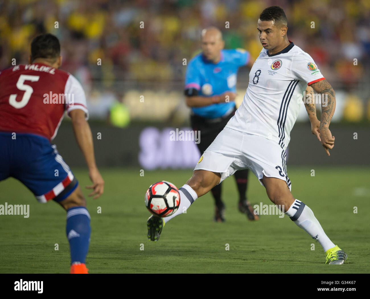Pasadena, USA. 7th June, 2016. Colombia's Edwin Cardona (R) controls the ball during the Copa America Centenario Group A match between Colombia and Paraguay at Rose Bowl Stadium in Pasadena, California, the United States, June 7, 2016. © Yang Lei/Xinhua/Alamy Live News Stock Photo