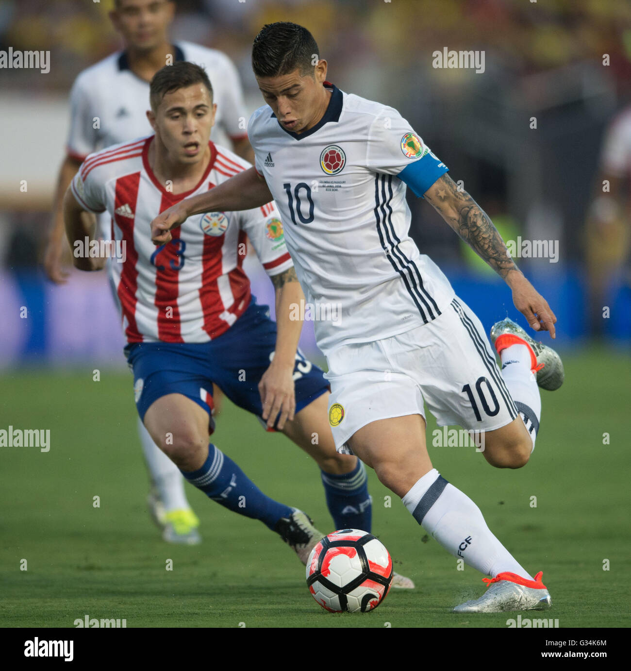 Pasadena, USA. 7th June, 2016. Colombia's James Rodriguez (R) controls the ball during the Copa America Centenario Group A match between Colombia and Paraguay at Rose Bowl Stadium in Pasadena, California, the United States, June 7, 2016. © Yang Lei/Xinhua/Alamy Live News Stock Photo