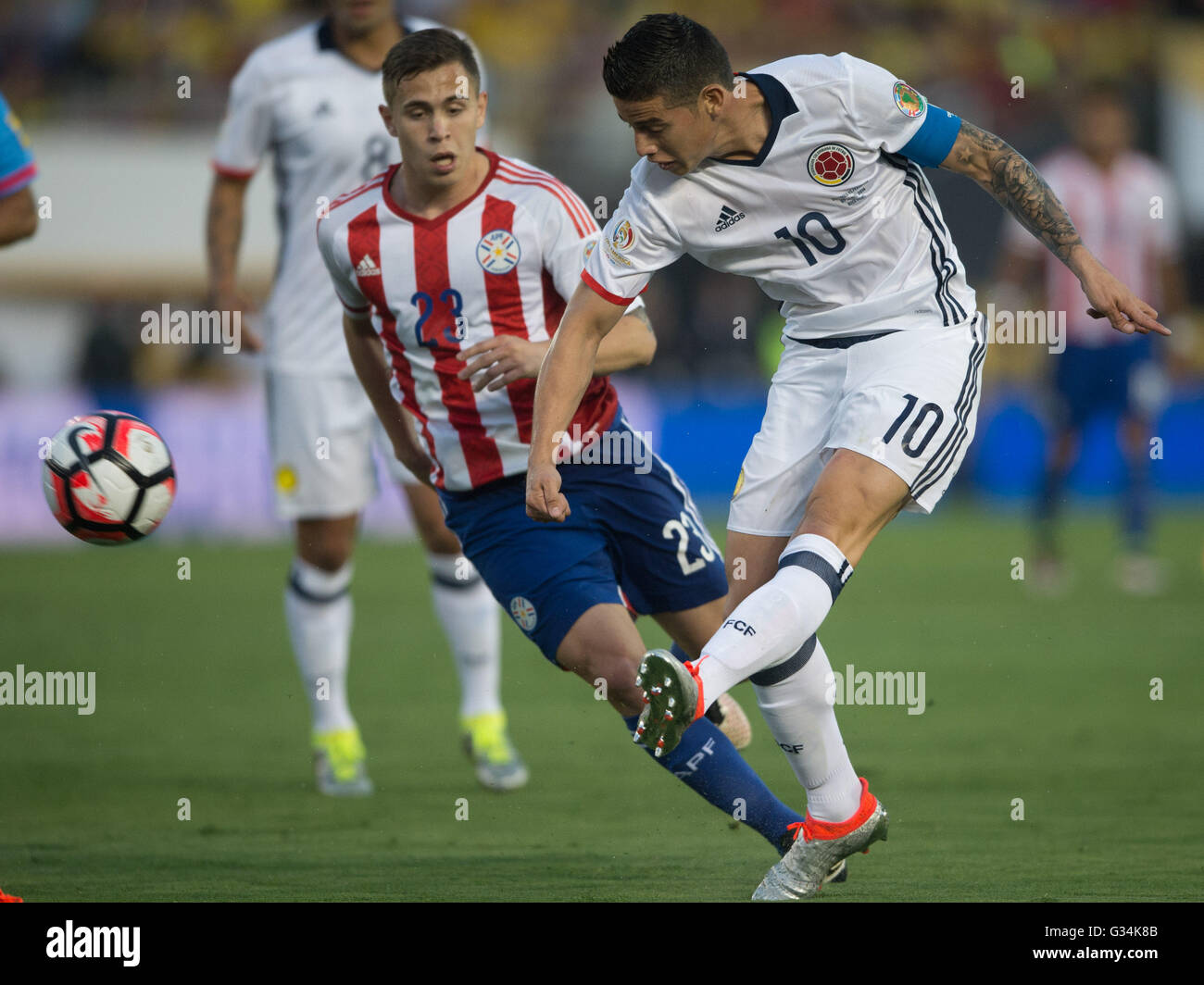 Pasadena, USA. 7th June, 2016. Colombia's James Rodriguez (R) shoots during the Copa America Centenario Group A match between Colombia and Paraguay at Rose Bowl Stadium in Pasadena, California, the United States, June 7, 2016. © Yang Lei/Xinhua/Alamy Live News Stock Photo