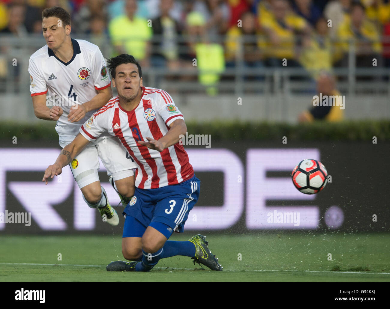 Pasadena, USA. 7th June, 2016. Colombia's Santiago Arias (L) vies with Paraguay's Gustavo Raul Gomez during the Copa America Centenario Group A match at Rose Bowl Stadium in Pasadena, California, the United States, June 7, 2016. © Yang Lei/Xinhua/Alamy Live News Stock Photo