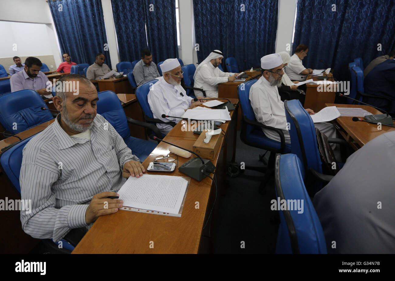 Gaza City, Gaza Strip, Palestinian Territory. 8th June, 2016. Members