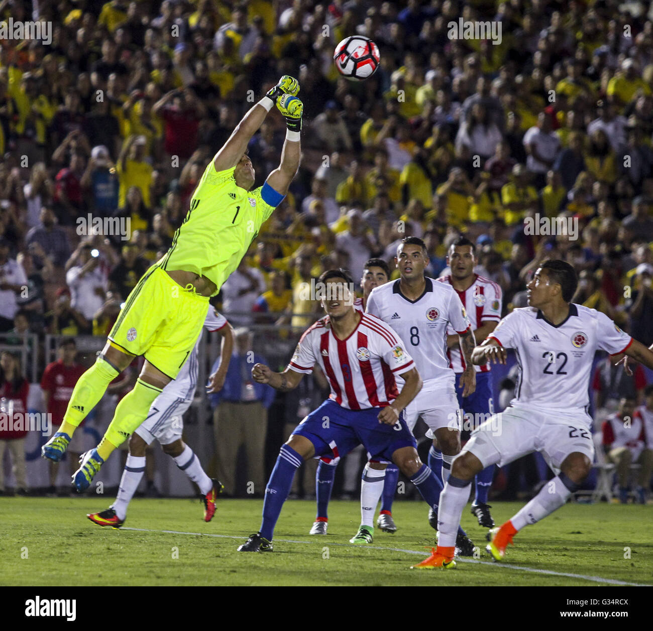 Los Angeles, California, USA. 7th June, 2016. Colombia goalkeeper David Ospina, left, makes a save during the Copa America soccer match against Paraguay at Rose Bowl in Pasadena, California, June 7, 2016. Colombia won 2-1. © Ringo Chiu/ZUMA Wire/Alamy Live News Stock Photo