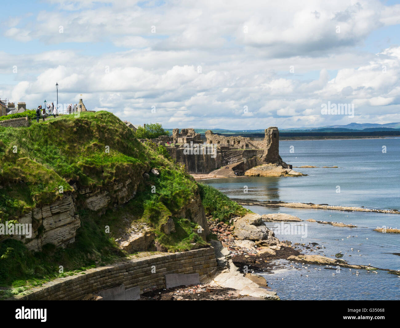 Small Promontory St andrews castle overlooking beach hi-res stock photography and images ...