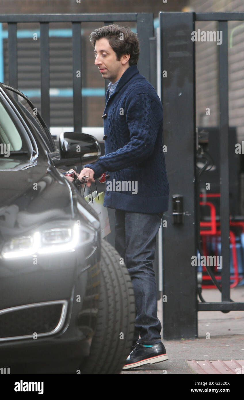Simon Helberg outside ITV Studios Featuring: Simon Helberg Where: London,  United Kingdom When: 14 Apr 2016 Stock Photo - Alamy