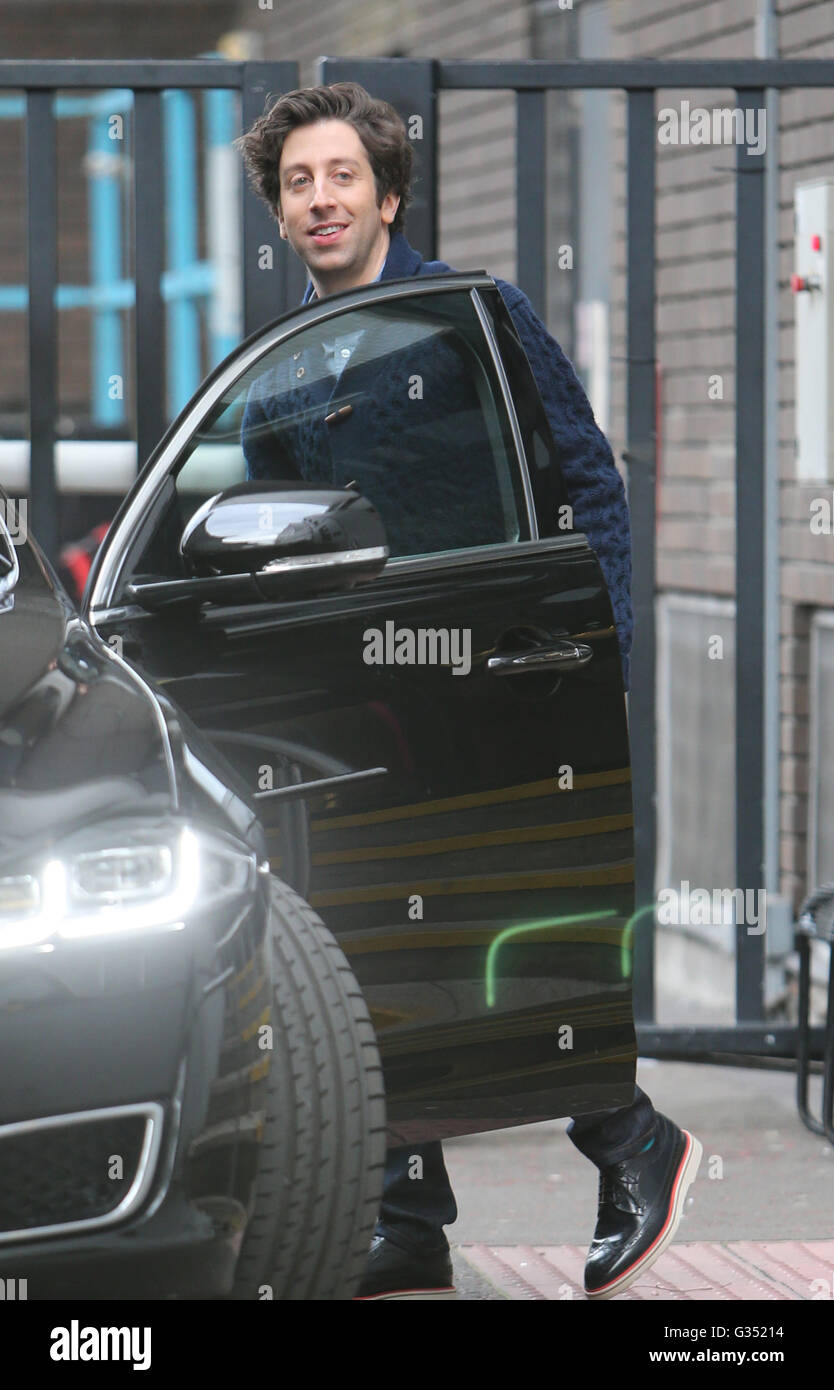 Simon Helberg outside ITV Studios Featuring: Simon Helberg Where: London,  United Kingdom When: 14 Apr 2016 Stock Photo - Alamy