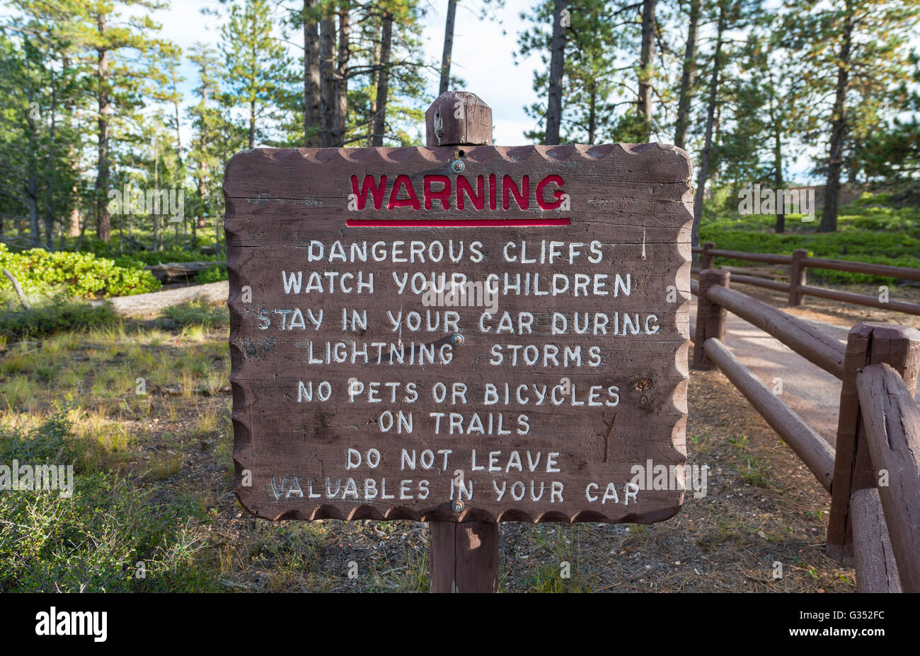 Warning sign, dangerous cliff path, Bryce Canyon National Park, Utah Stock Photo