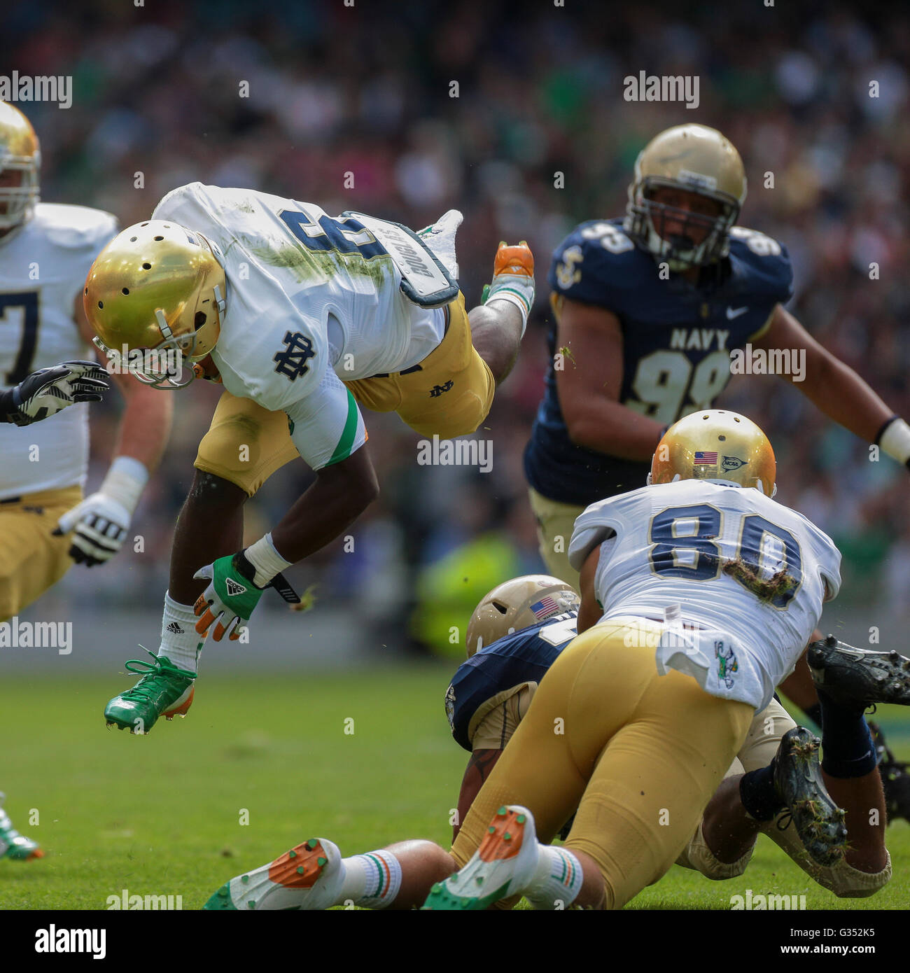 RB Theo Riddick, 6 Notre Dame, runs with the ball during the NCAA
