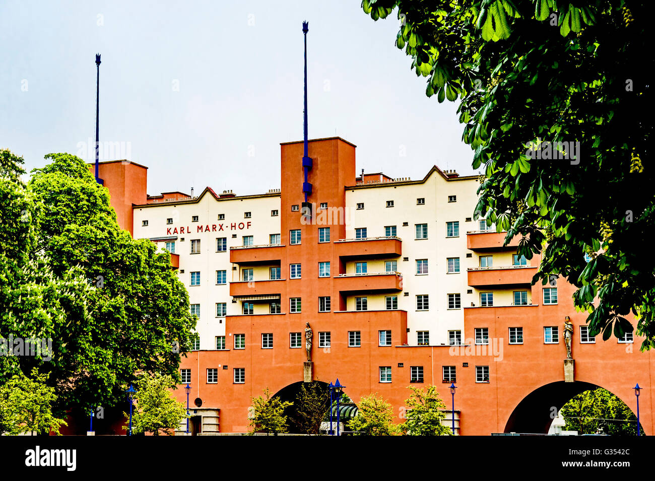 Wohnhauskomplex in Wien, sog. Gemeindebau;  Vienna, austria, 'municipality building', low-cost public housing. Stock Photo