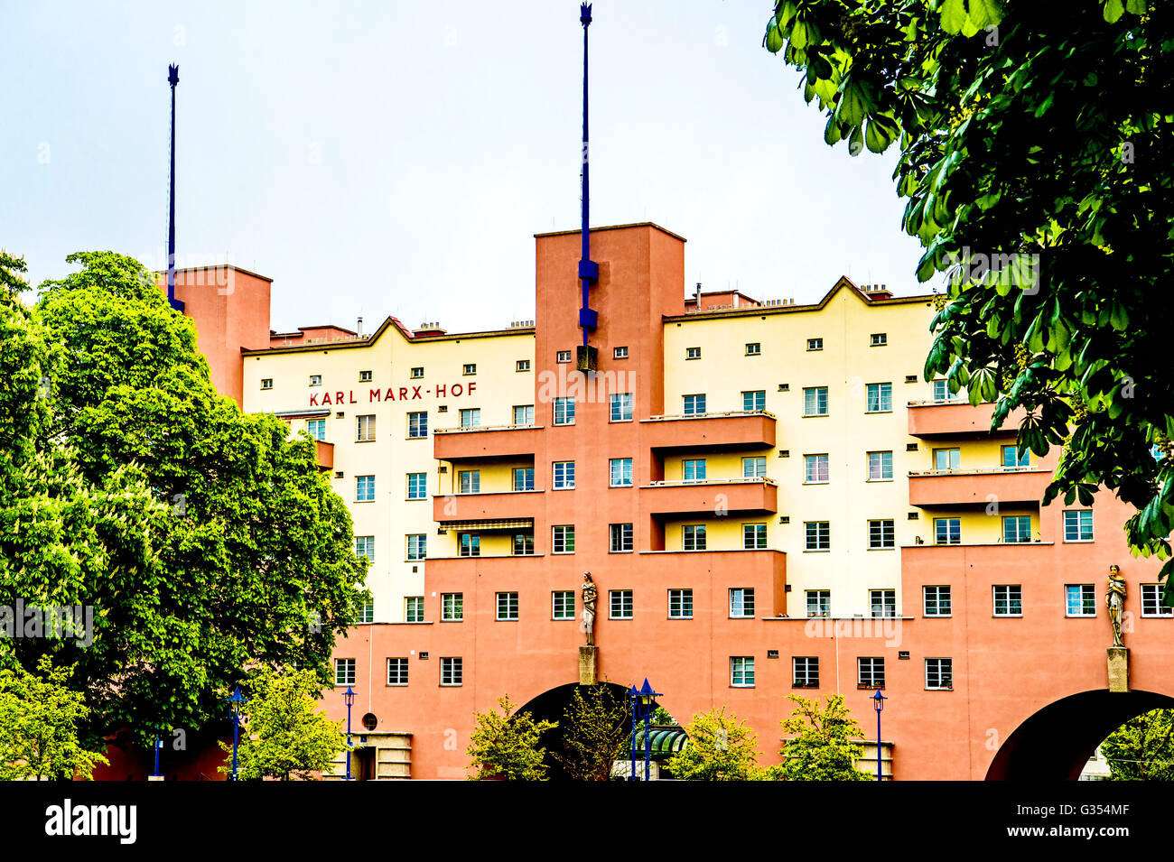 Wohnhauskomplex in Wien, sog. Gemeindebau;  Vienna, austria, 'municipality building', low-cost public housing. Stock Photo