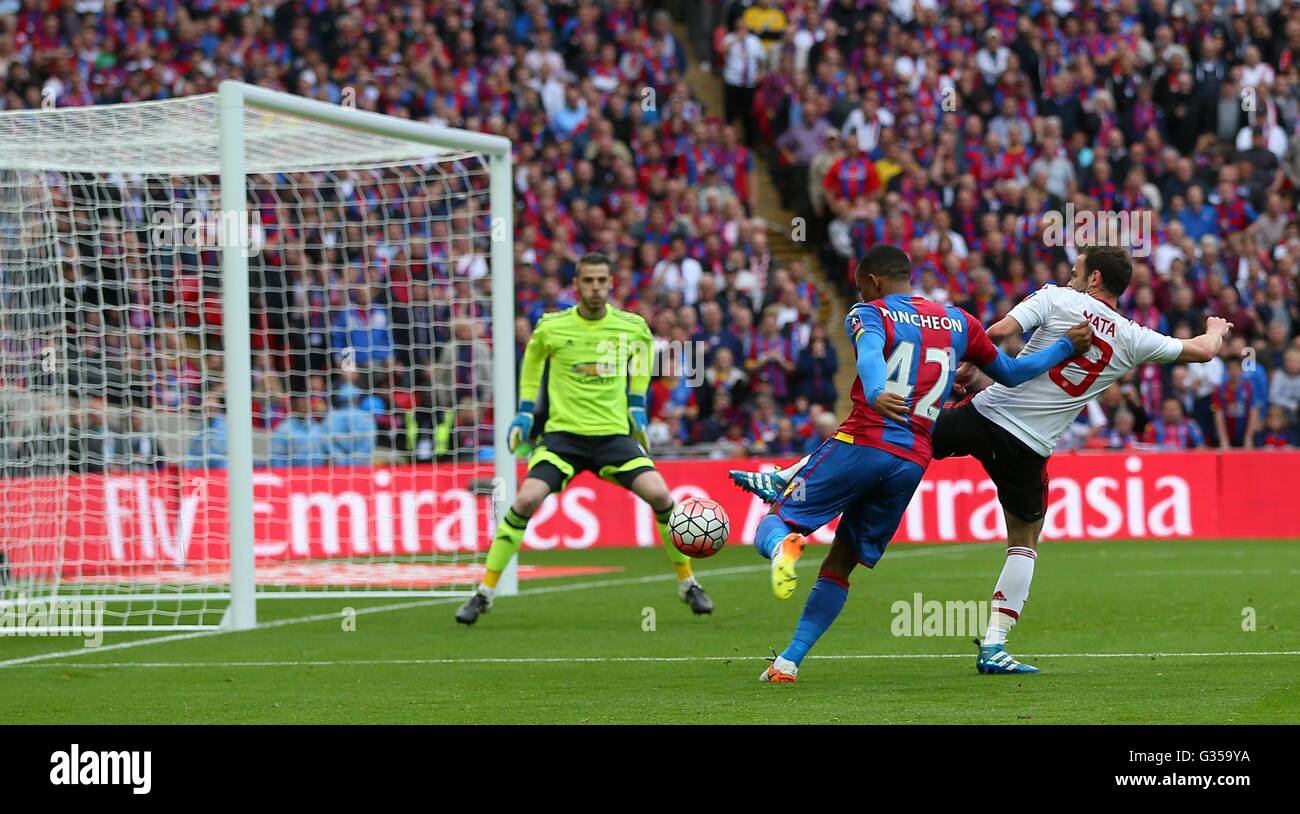 Crystal Palace’s Jason Puncheon fires in the first goal during the Emirates FA Cup Final between Crystal Palace and Manchester United at Wembley Stadium in London. May 21, 2016. EDITORIAL USE ONLY. No use with unauthorized audio, video, data, fixture lists, club/league logos or 'live' services. Online in-match use limited to 75 images, no video emulation. No use in betting, games or single club/league/player publications. James Boardman / Telephoto Images +44 7967 642437 James Boardman / Telephoto Images +44 7967 642437 Stock Photo