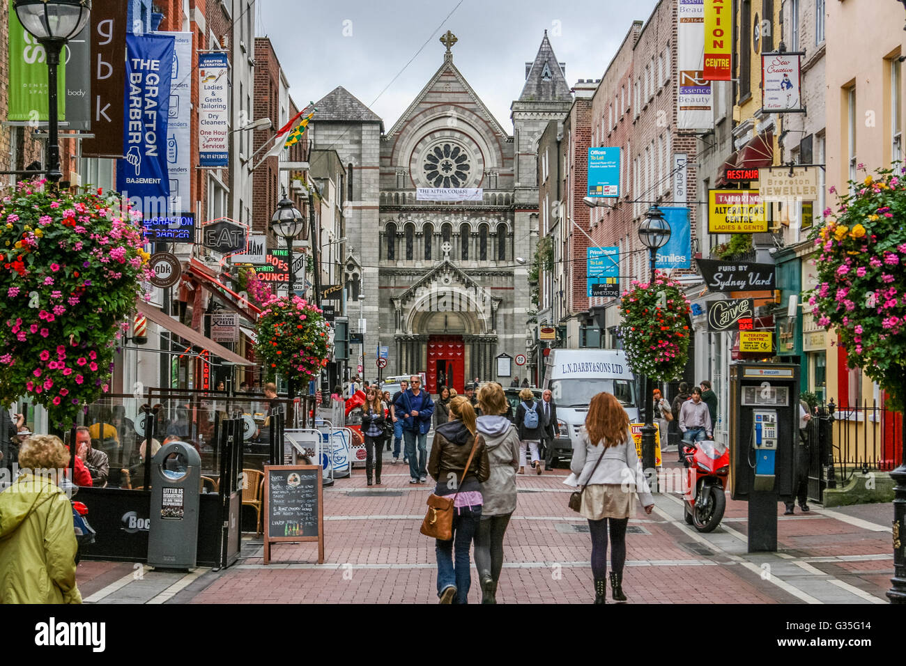 Shoppers on Grafton Street. Dublin, Ireland Stock Photo Alamy