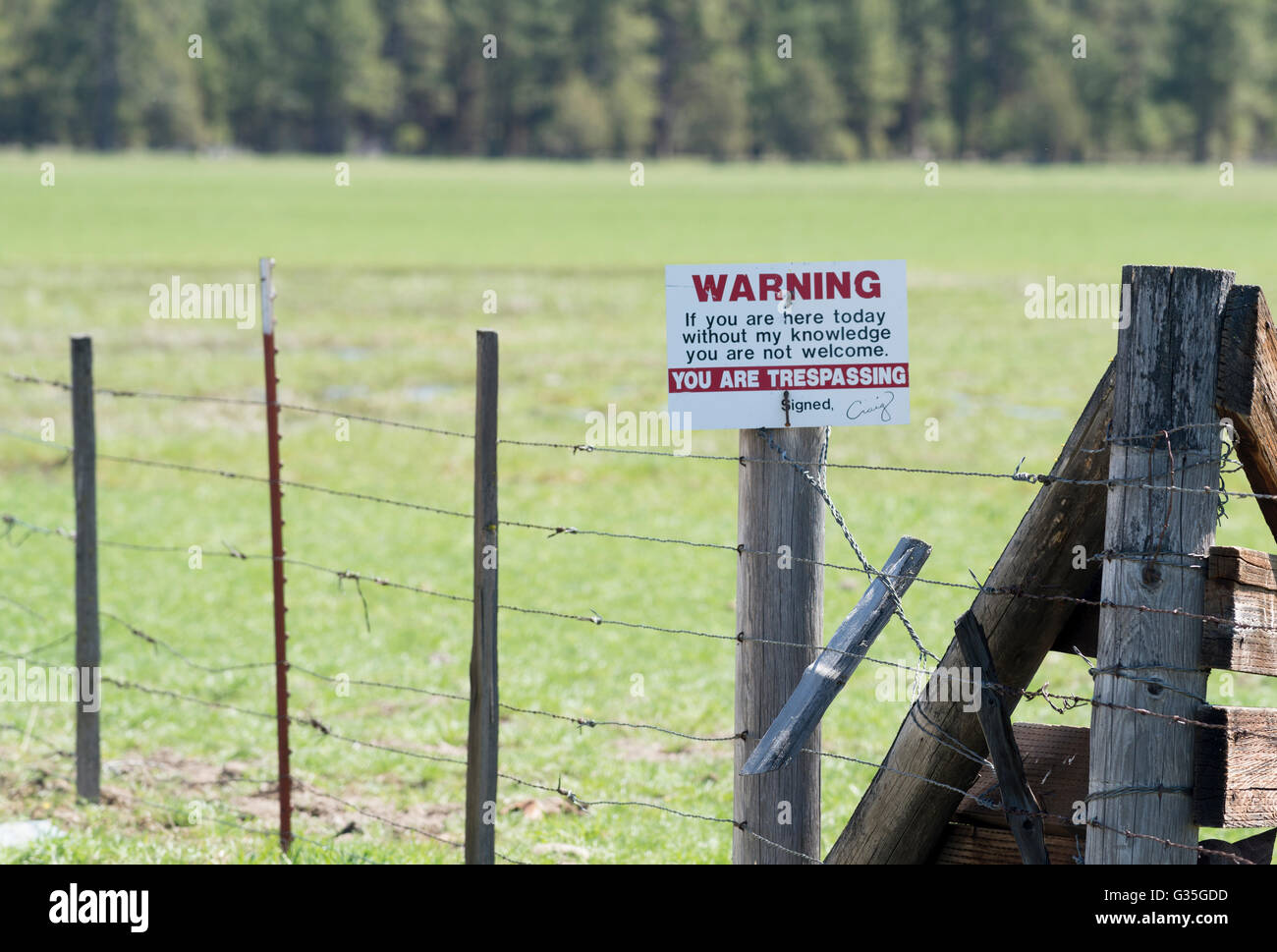 Trespassing warning sign hi-res stock photography and images - Alamy