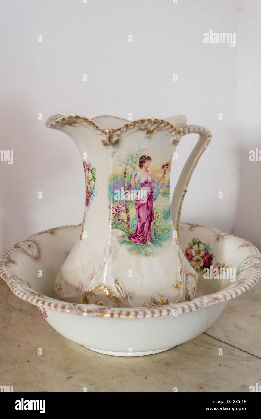 Vintage wash bowl and jug Stock Photo - Alamy