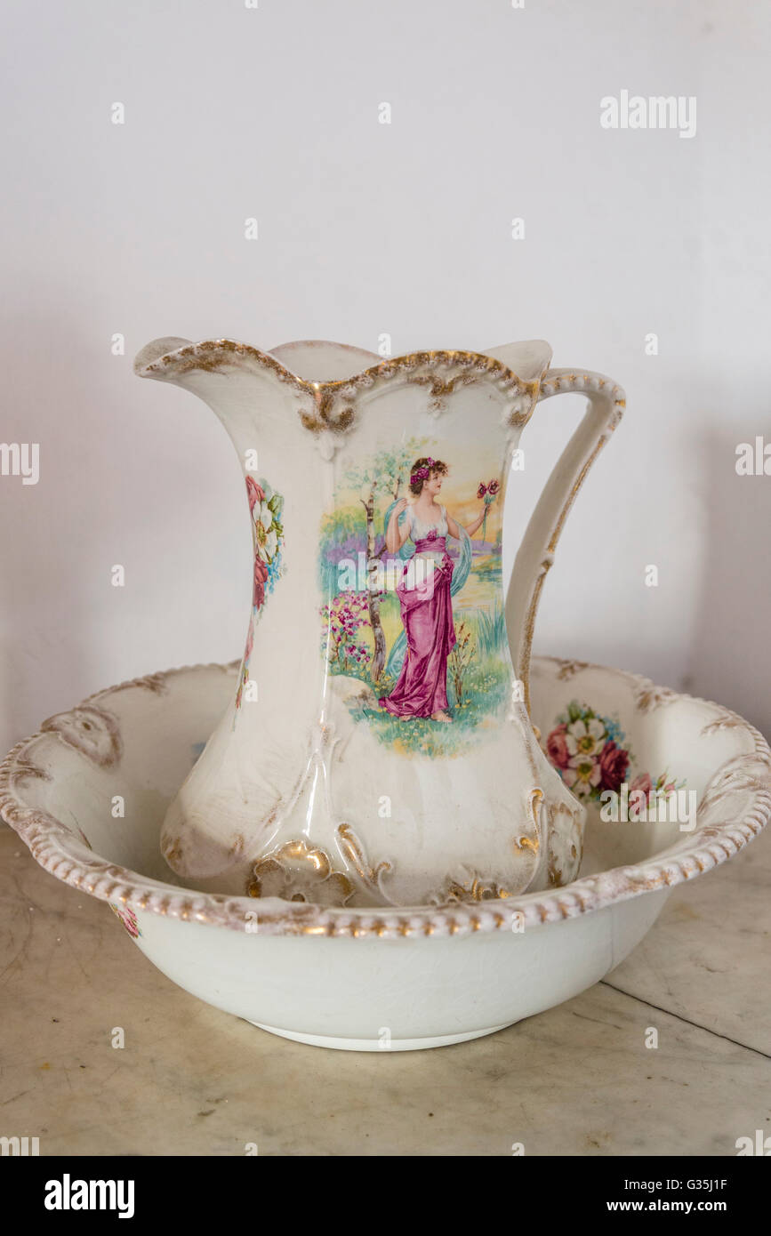 Wash bowl and jug hires stock photography and images Alamy