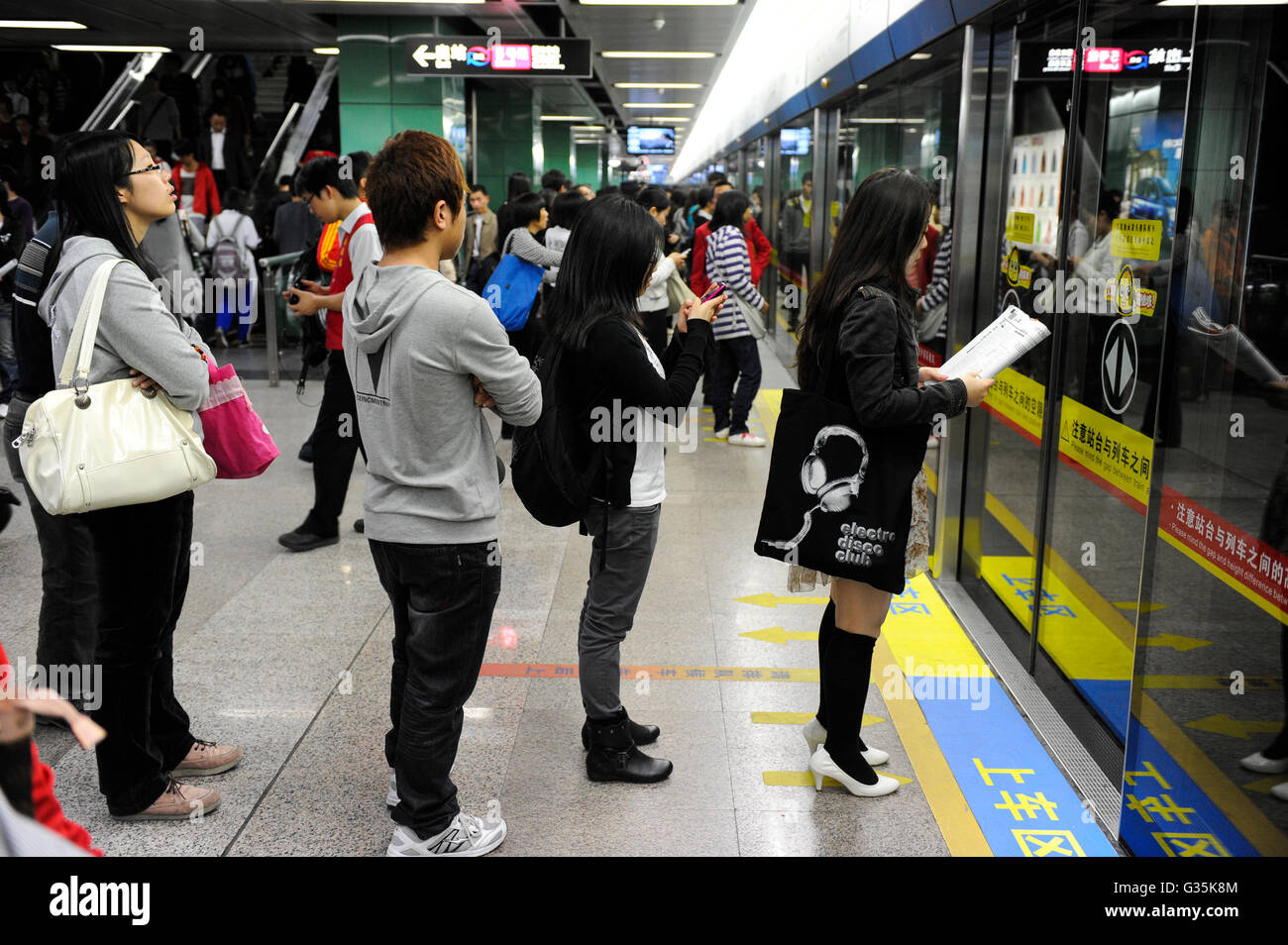 CHINA province Guangdong, city Guangzhou, people line up for metro train, public transport system, commuter Stock Photo