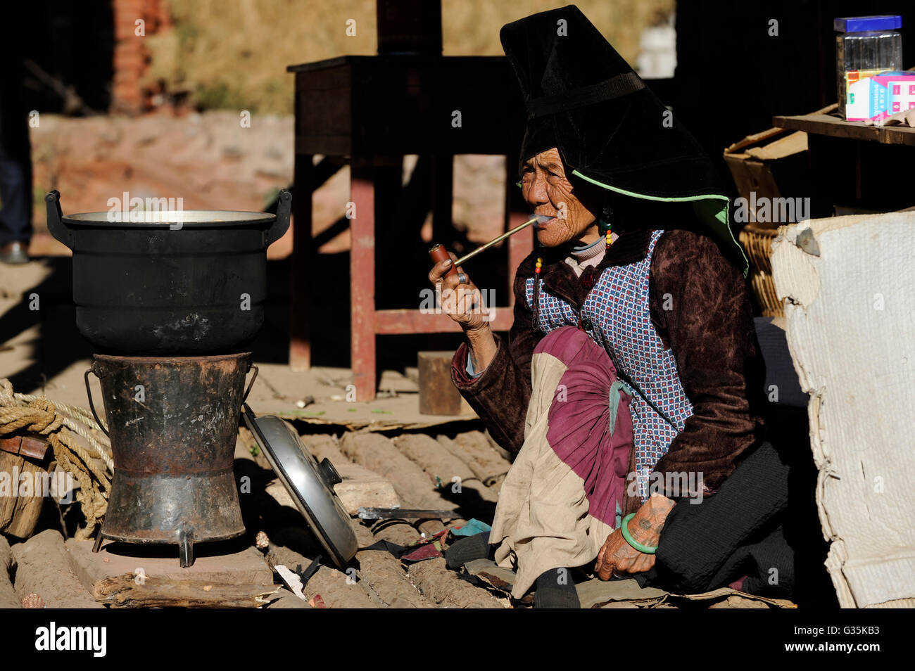 Yi Woman Yi tribe hi-res stock photography and images - Alamy