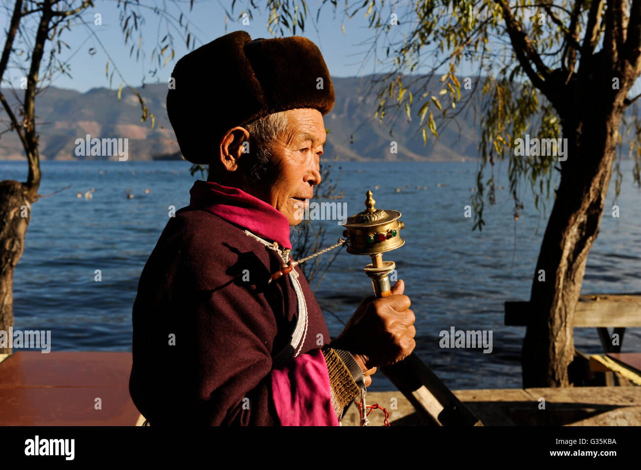 CHINA Yunnan Lugu Lake , ethnic minority Mosuo who are buddhist and women have a matriarch / CHINA Provinz Yunnan , ethnische Minderheit Mosuo am Lugu See , die Mosuo sind Buddhisten und Mosuo Frauen ueben ein Matriarchat aus Stock Photo