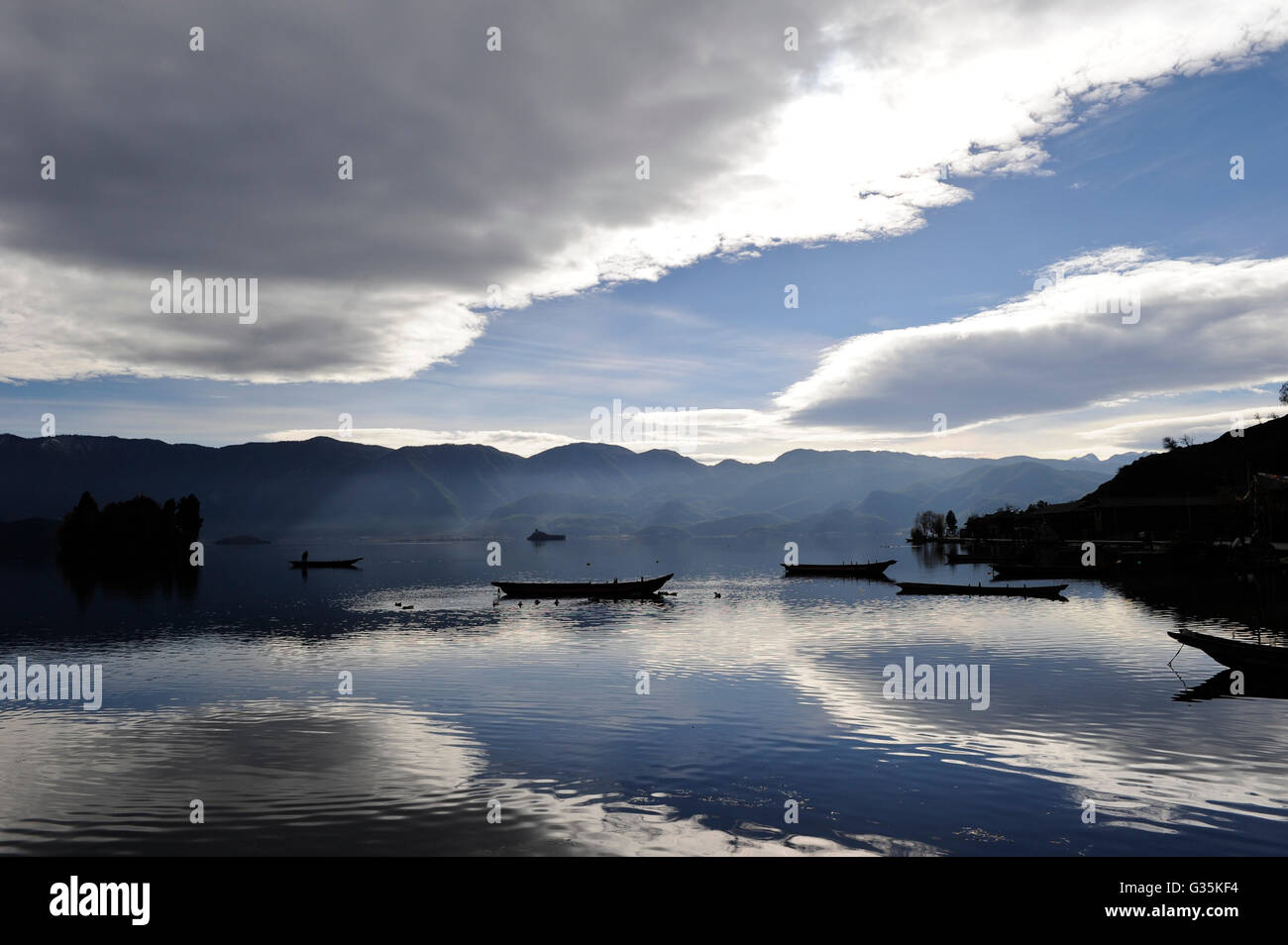CHINA Yunnan boats at Lugu Lake / CHINA Provinz Yunnan , Boote auf dem  Lugu See Stock Photo