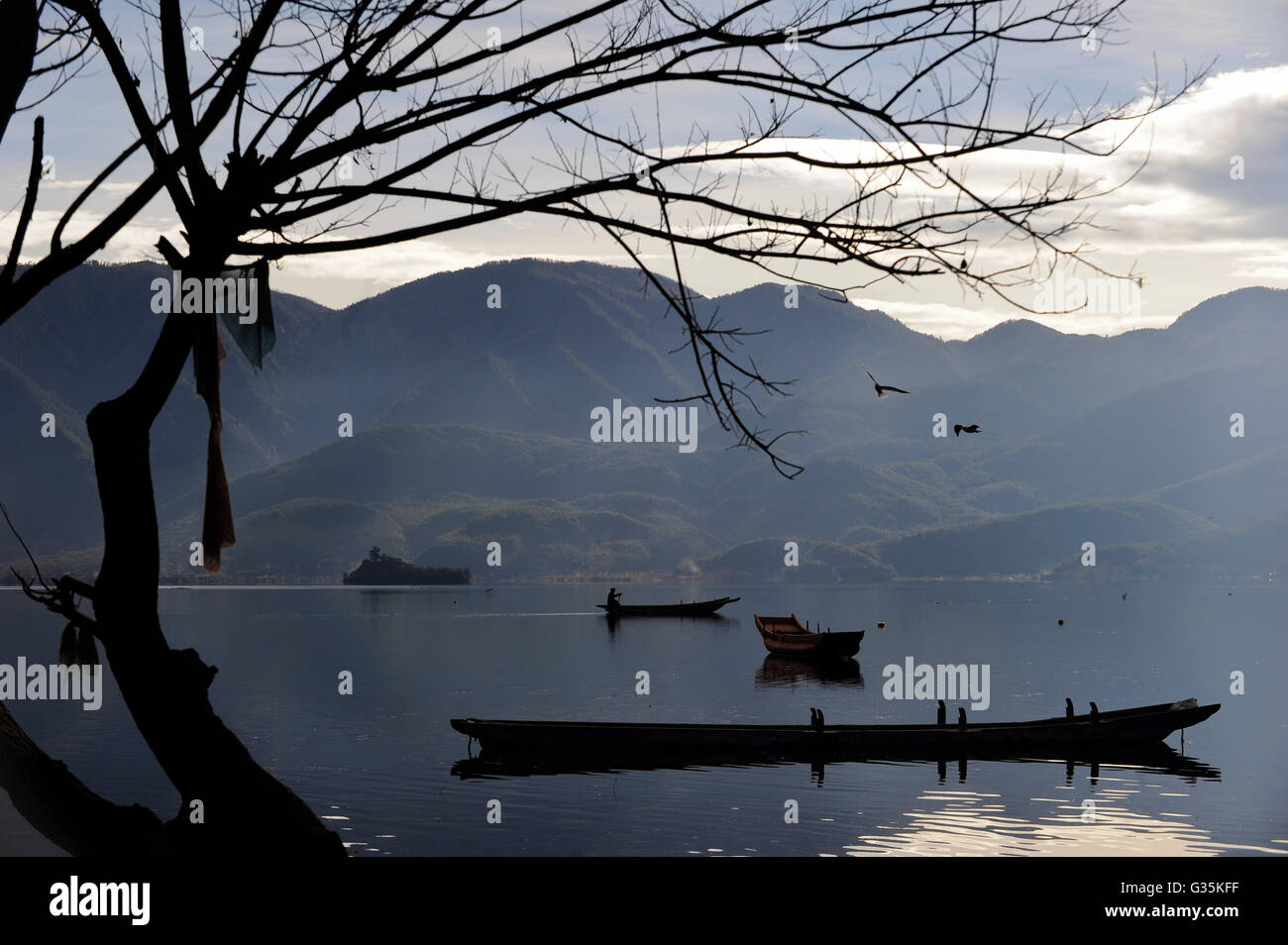 CHINA Yunnan boats at Lugu Lake / CHINA Provinz Yunnan , Boote auf dem  Lugu See Stock Photo