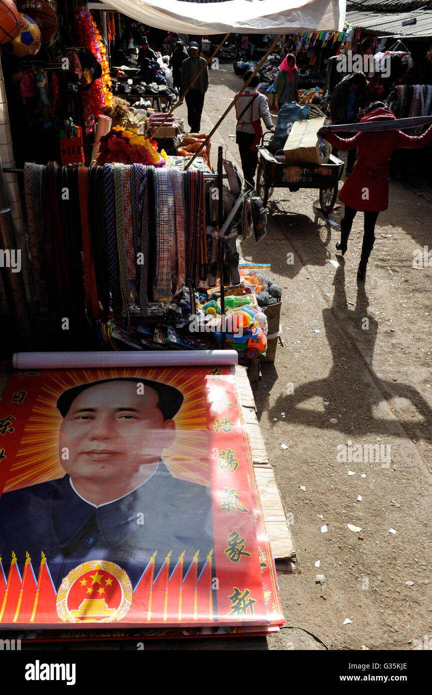 CHINA Yunnan, Yongningxiang, home of the ethnic minority Mosuo who are buddhist, poster of Mao Zedong at market  / CHINA Yunnan, Yongningxiang, Heimat der ethnischen Minderheit Mosuo, die Mosuo sind Buddhisten Stock Photo