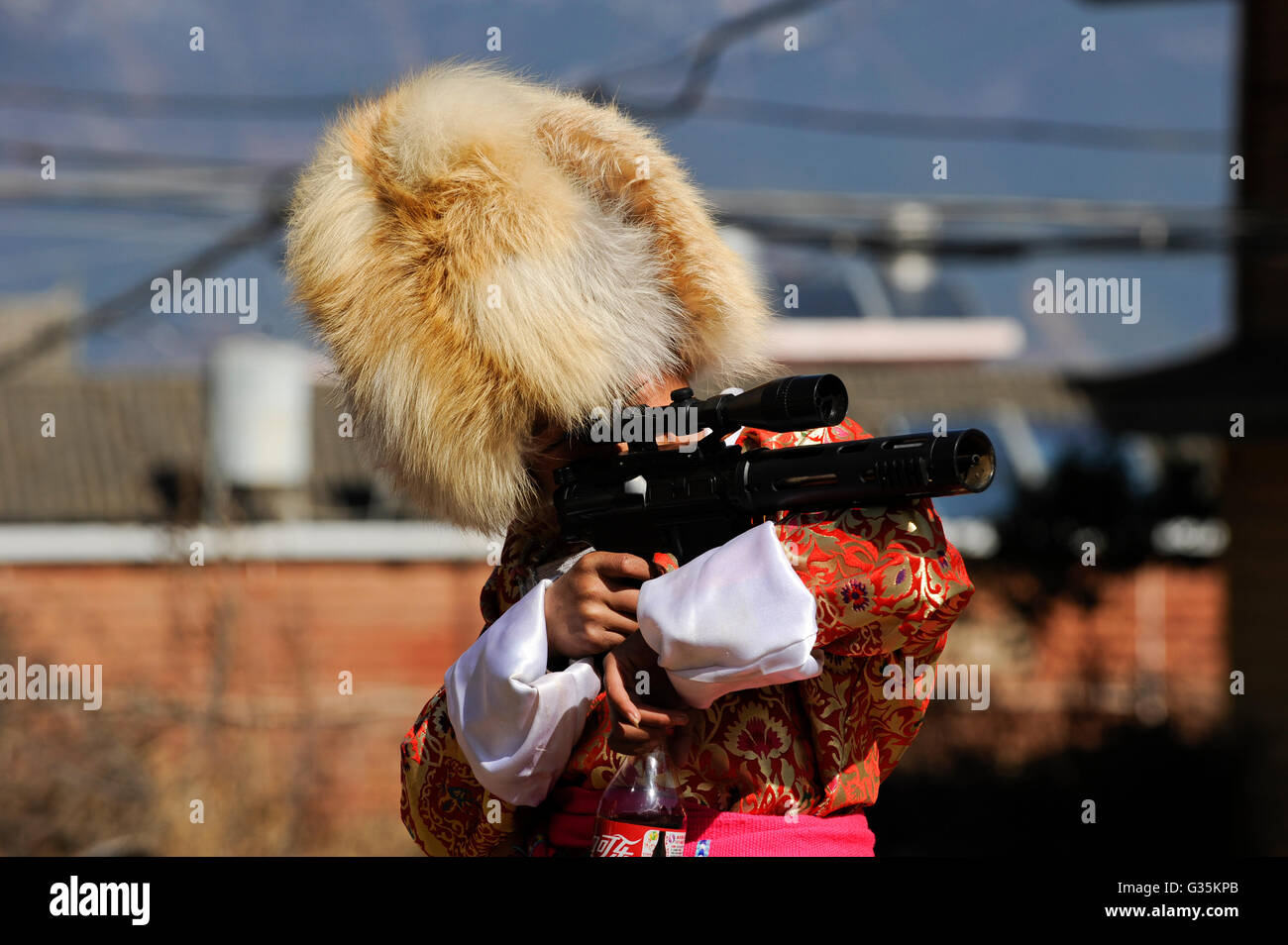 CHINA Yunnan Lugu Lake , ethnic minority Mosuo, boy with toy gun / CHINA Provinz Yunnan , ethnische Minderheit Mosuo am Lugu See , Junge mit Spielzeuggewehr Stock Photo
