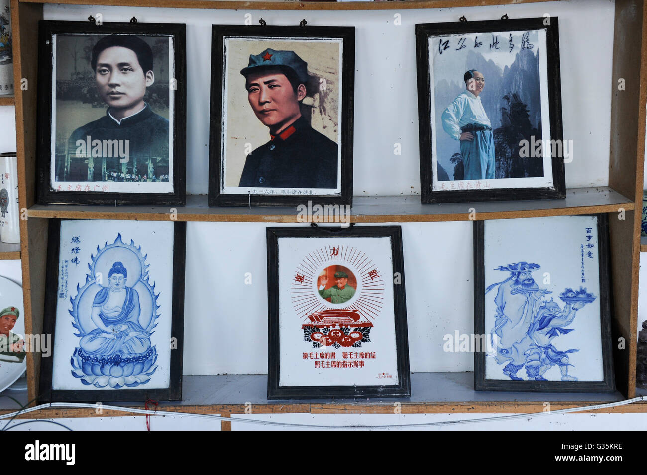 CHINA Province Yunnan, Lugu Lake,  souvenir shop, antique images of Mao Zedong Stock Photo
