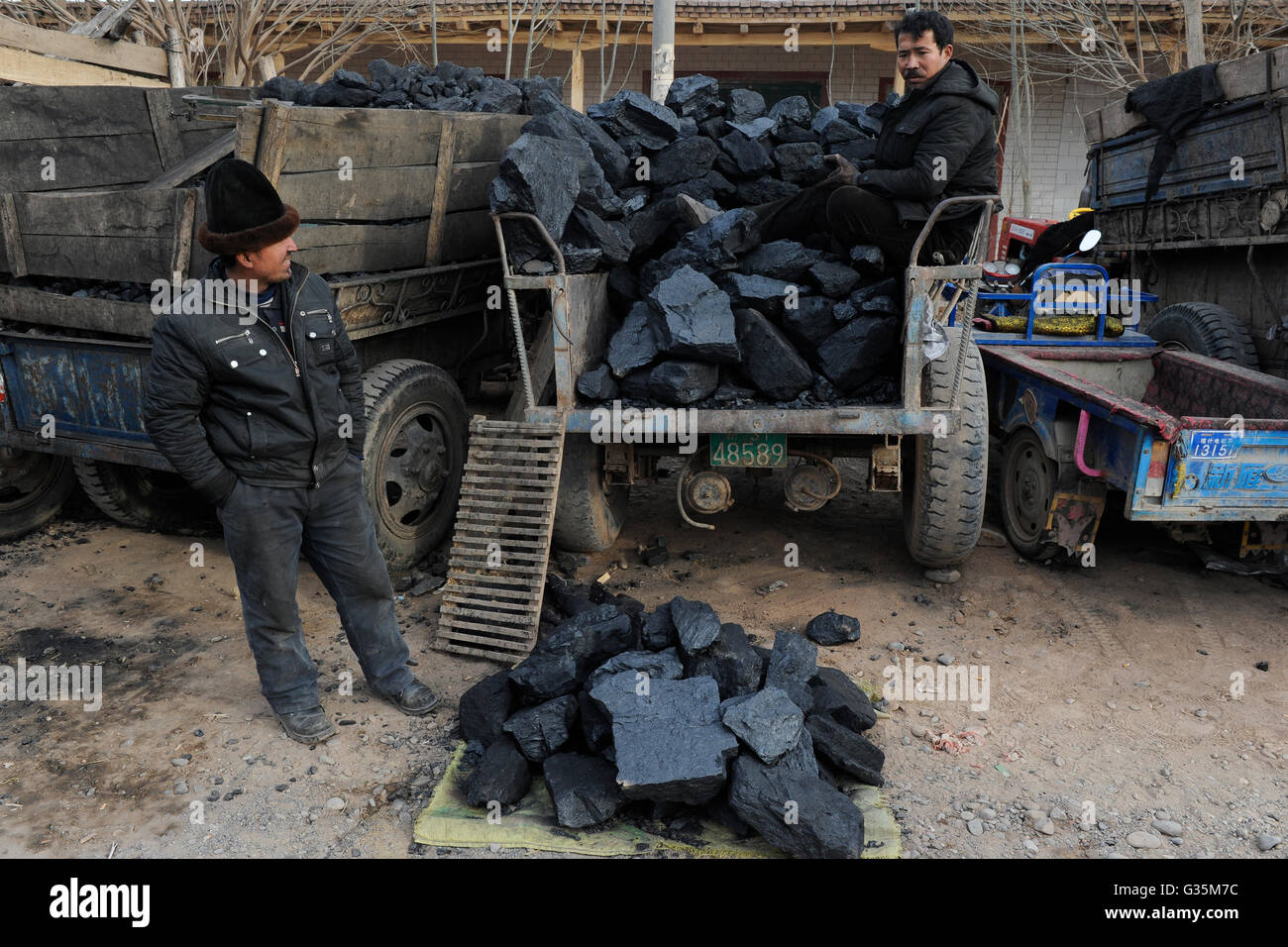 CHINA province Xinjiang, market day in uighur village Langar near Kashgar, coal seller / CHINA Provinz Xinjiang, Kohleverkauf auf Markttag in Langar einem uigurischen Dorf bei Stadt Kashgar hier lebt das Turkvolk der Uiguren, das sich zum Islam bekennt Stock Photo