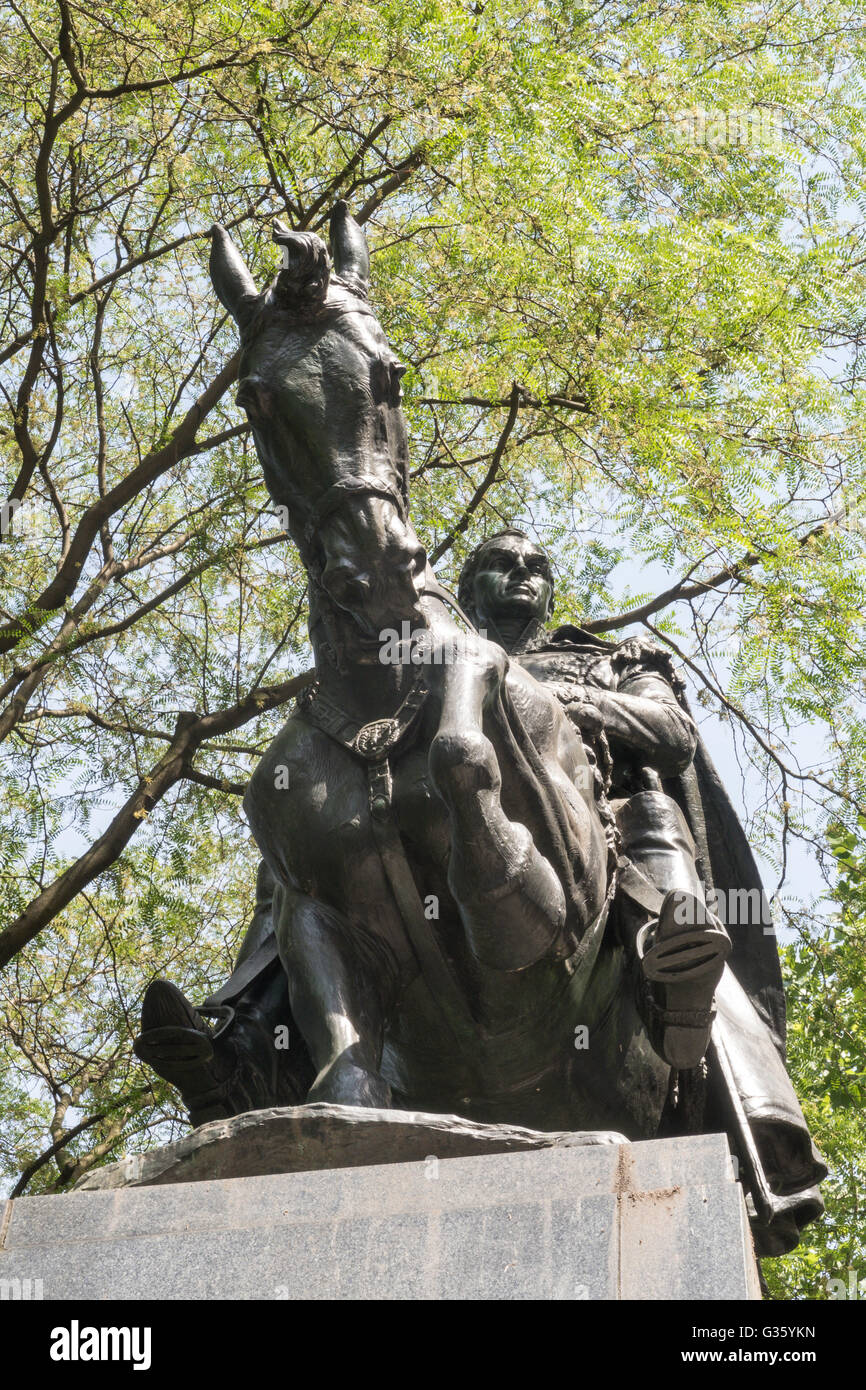 General Simon Bolivar Statue Artists Gate Central Park South Nyc Usa Stock Photo Alamy