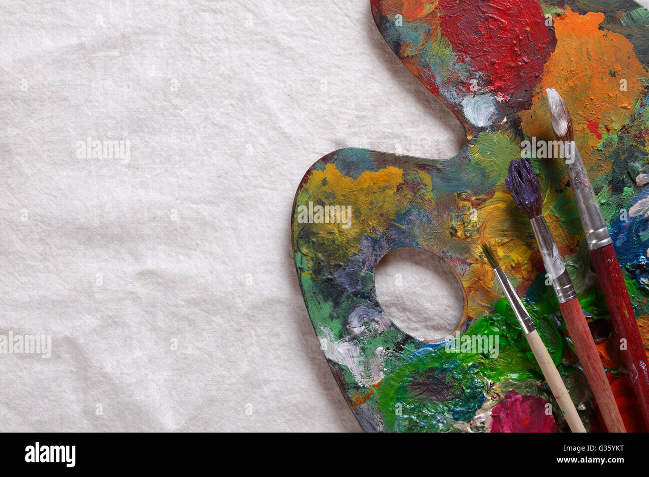 Old used artist palette with brushes Stock Photo Alamy